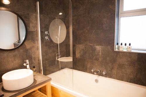 The Victoria - image 4