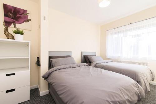 City Home from Home - Peaceful, Cosy & Modern 2Bed houseOver view