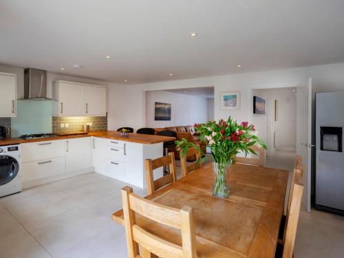 New Detached 3 Bed Luxe House on Exclusive Private Estate Close to Coast . Sleeps 6