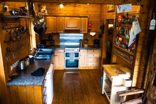 virtuve, George Cabin - Log Cabin in Wales with Hot tub in Bettws Cedewain