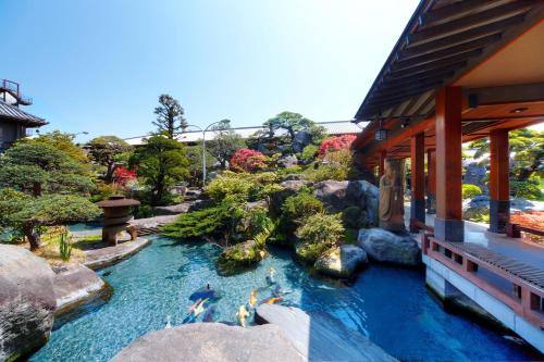 Beautiful Japanese Garden Kagetsu - Accommodation - Fuefuki