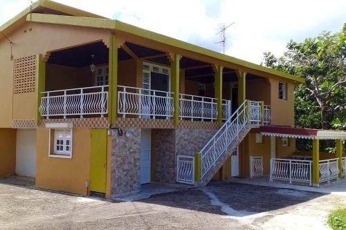 Appartement d'une chambre avec terrasse amenagee et wifi a Le Robert - Location saisonnière - Le Robert