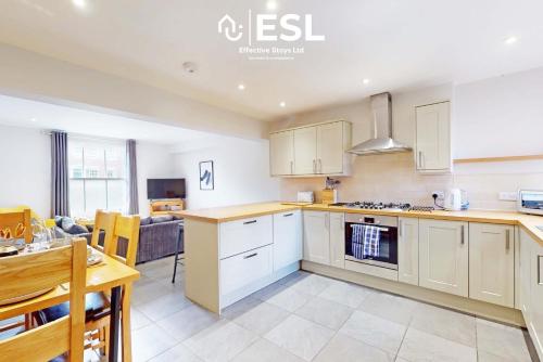 5 Bedroom House - Ideal for Groups & Contractors