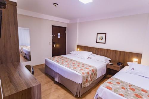 1 king bed, 1 twin bed