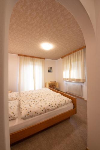 1 queen bed, 1 twin bed