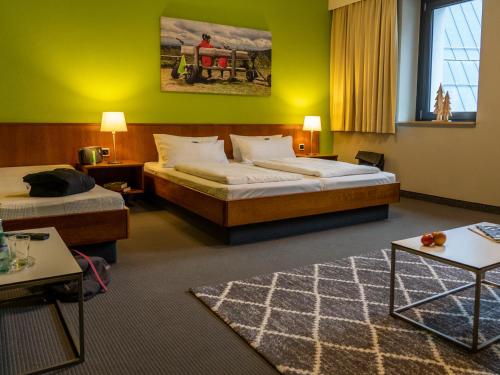 1 king bed, 1 twin bed