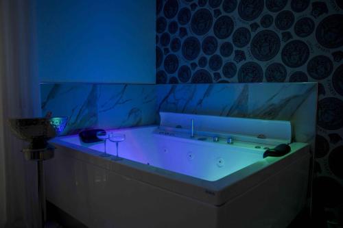 Hot tub, EF Luxury Living in Paolisi
