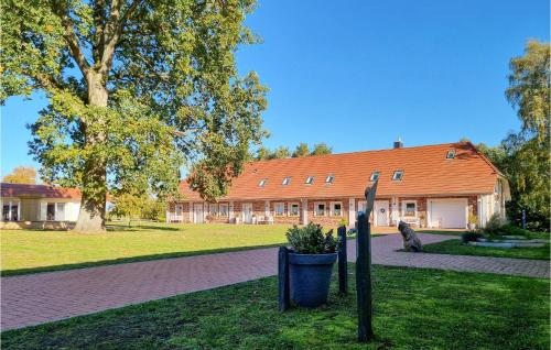 Stunning Apartment In Passow Ot Charlottenho in Zahren, Deutschland