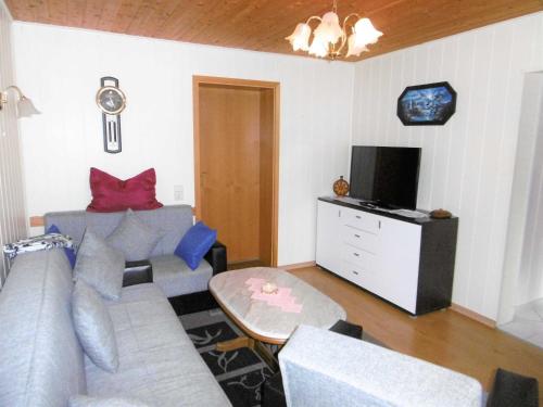 1 queen bed, 2 twin beds, 1 sofa bed