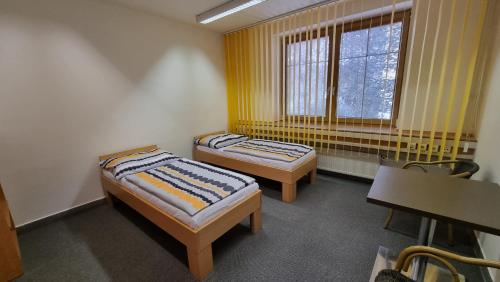 2 twin beds
