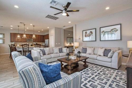 Lovely 6B Home with Private Pool & Spa Near Disney - image 2