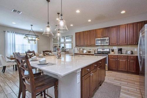 Lovely 6B Home with Private Pool & Spa Near Disney - image 6