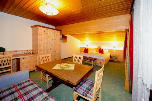 1 queen bed, 2 twin beds, 1 sofa bed