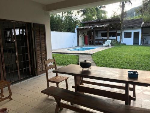 Casa com varandas , piscina e churrasqueira