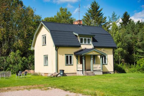 Gula huset, Lakene Ostgård - Lakene