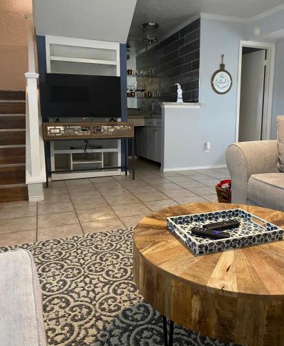 Lovely 2 bed Condo with pool and lake nearby in Garland, USA