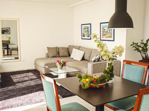 1 queen bed, 2 sofa beds