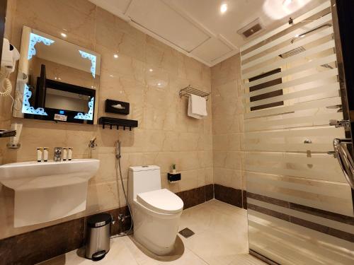 Bathroom, رسيس للأجنحة الفندقية in Al Mohammediah