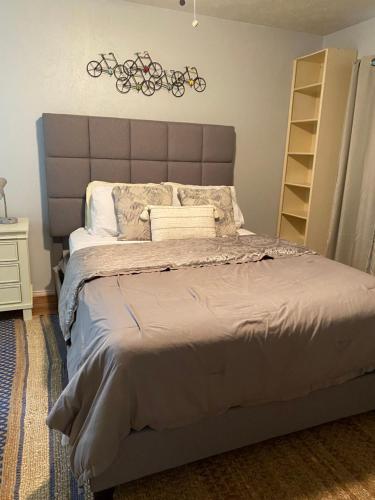 Lovely 2 bed Condo with pool and lake nearby in Garland, USA