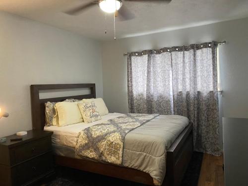 Lovely 2 bed Condo with pool and lake nearby in Garland, USA