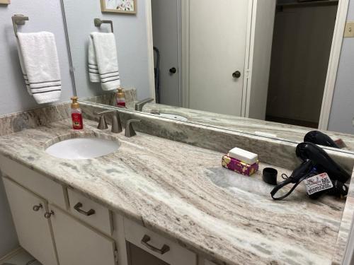 Lovely 2 bed Condo with pool and lake nearby in Garland, USA