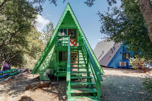 Hicksville Pines Chalets & Motel in Idyllwild, USA