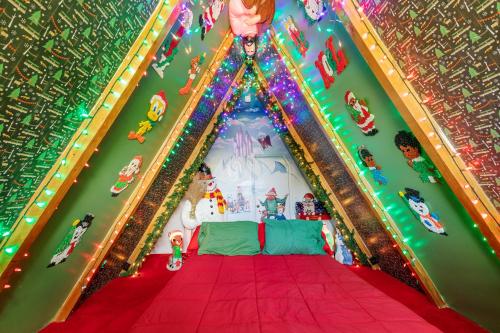 Hicksville Pines Chalets & Motel in Idyllwild, USA