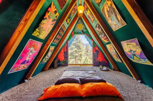 Hicksville Pines Chalets & Motel in Idyllwild, USA