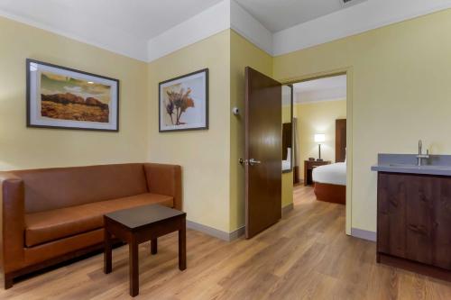 1 queen bed, 1 sofa bed