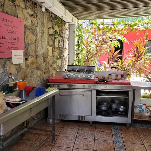 Kitchen, Hotel & Hostal Mayflower in Puerto Escondido