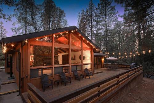 The Lodge at Uli Pines by BnB Yosemite