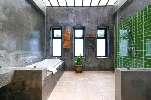 room detail thumbnail 2