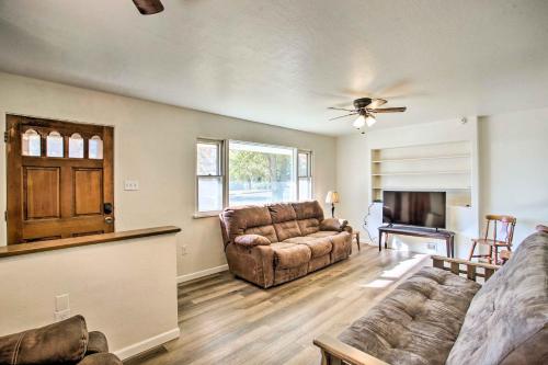 . Quaint Meeker Escape half Mi to White River!