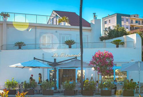 La Promenade Rooms & Suites