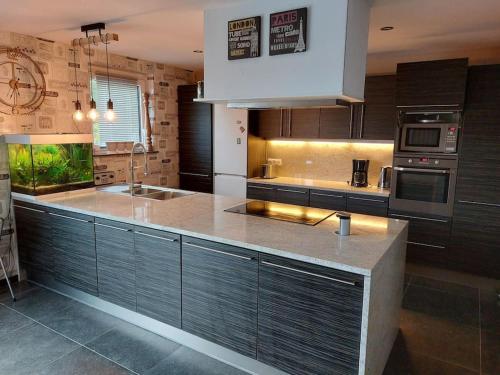 virtuve, Le Reposoir Maison spacieuse avec feu au bois in Bertonje