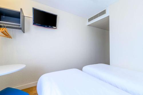 2 twin beds