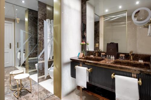 Superior Double Room with Terrace - The Wellington Club image 4