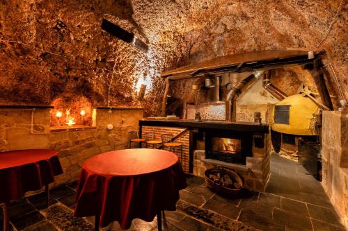 Hotelli välisilme, Vinarius - Exclusiva Posada Rural con cava romana del siglo III y manantial in Valverdon