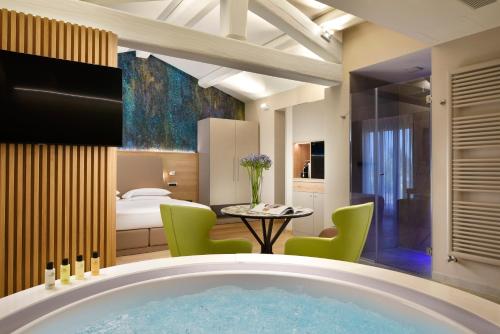 Suite with Spa Bath and Spa Access