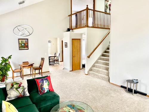 B&B Colorado Springs - Artsy Home close to USAFA with Fireplace and Patio - Bed and Breakfast Colorado Springs