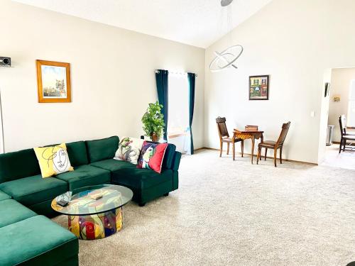 Artsy Home close to USAFA with Fireplace and Patio in Colorado Springs, USA
