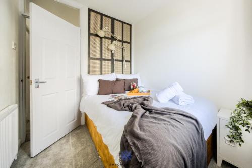 Coventry Stunning House, 3 double beds, Birmingham Airport NEC, Sleeps 7, by EMPOWER HOMES photo 3
