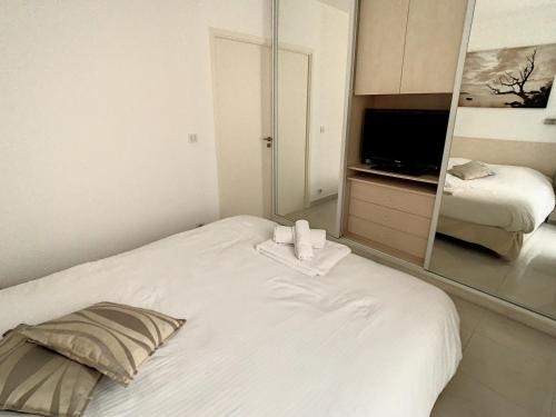 Deluxe One-Bedroom Apartment image 8