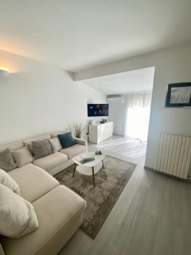 FrontBeach Attic Apartment - with access to beach club - Viareggio