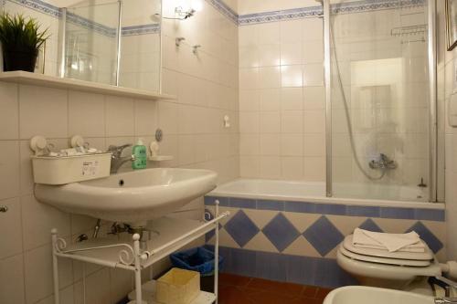 Charming Apartment By Piazza Santo Spirito - image 3