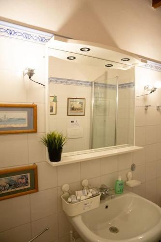 Charming Apartment By Piazza Santo Spirito - image 2