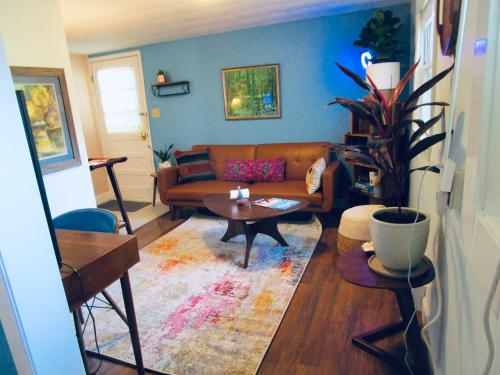 Boho-Chic Studio with Breakfast, Porch & Fenced Yard - Apartment - Bloomington