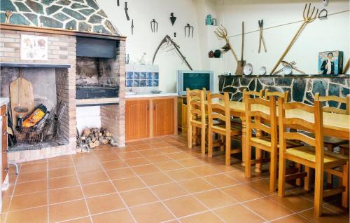 Kitchen, Amazing Home In Montalbn With Wifi And 2 Bedrooms in Montalbán