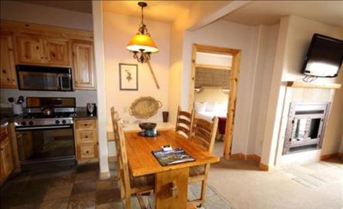 One Bedroom Suite with Kitchen - Mountain Lodge condo