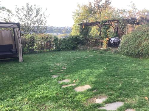 Doppelzimmer mit neuem Bad und Sportpool-Nutzung außen, im Souterrain der Villa Naturpark, Garten mit Rheinblick